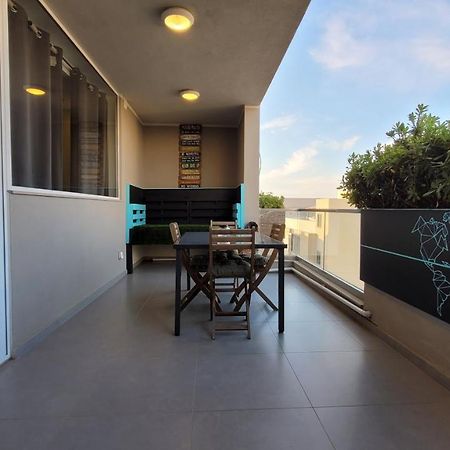 Stylish - Modern - Large Terrace - 2 Bed - 200 M From Sea - Fully Air Con Apartment Сейнт Полс Бей Екстериор снимка