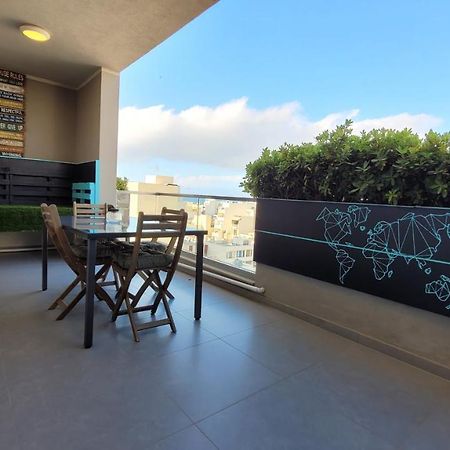 Stylish - Modern - Large Terrace - 2 Bed - 200 M From Sea - Fully Air Con Apartment Сейнт Полс Бей Екстериор снимка