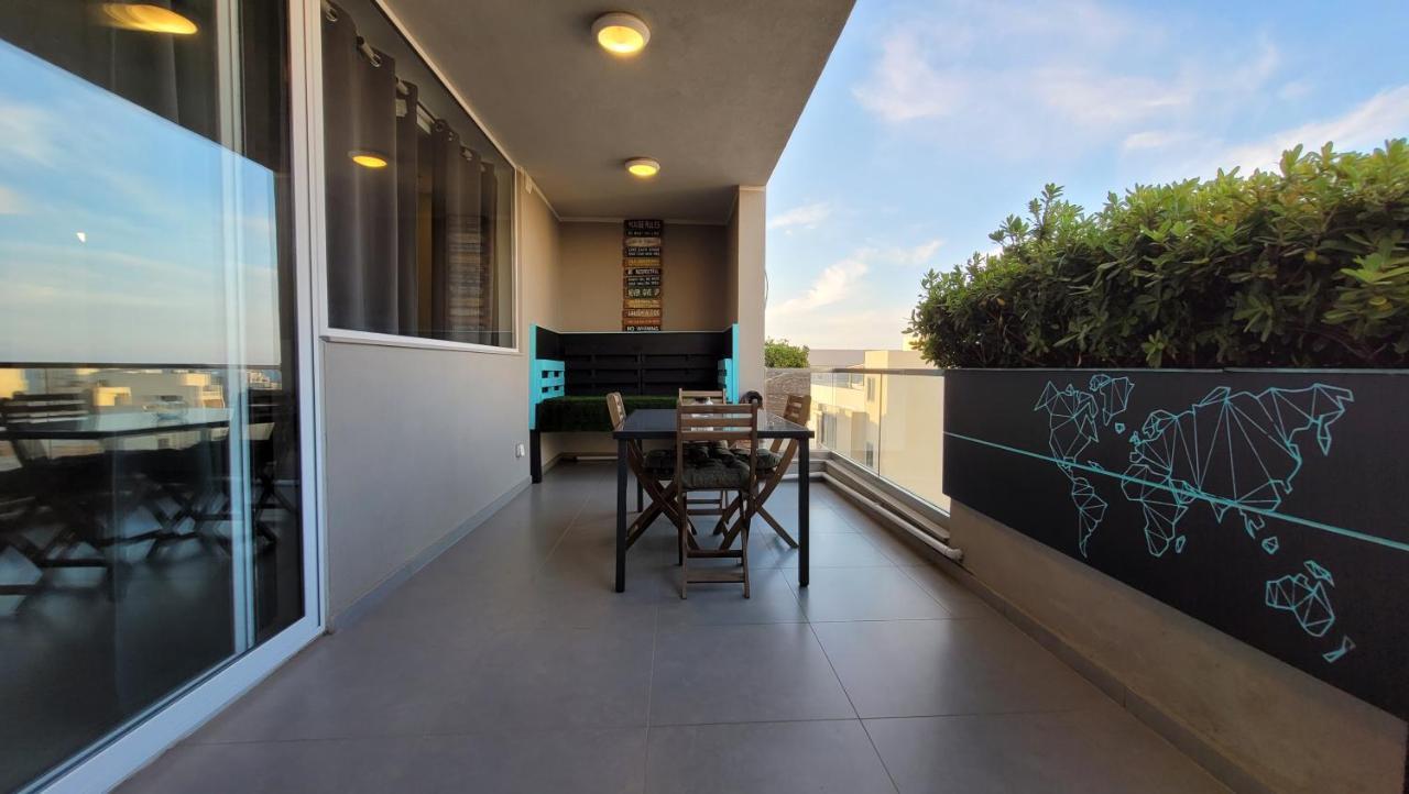 Stylish - Modern - Large Terrace - 2 Bed - 200 M From Sea - Fully Air Con Apartment Сейнт Полс Бей Екстериор снимка