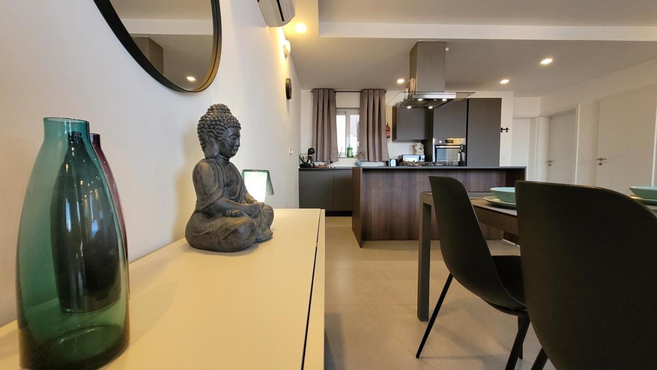 Stylish - Modern - Large Terrace - 2 Bed - 200 M From Sea - Fully Air Con Apartment Сейнт Полс Бей Екстериор снимка