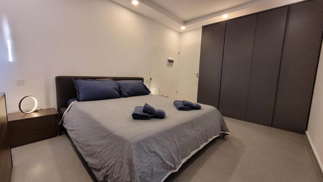 Stylish - Modern - Large Terrace - 2 Bed - 200 M From Sea - Fully Air Con Apartment Сейнт Полс Бей Екстериор снимка