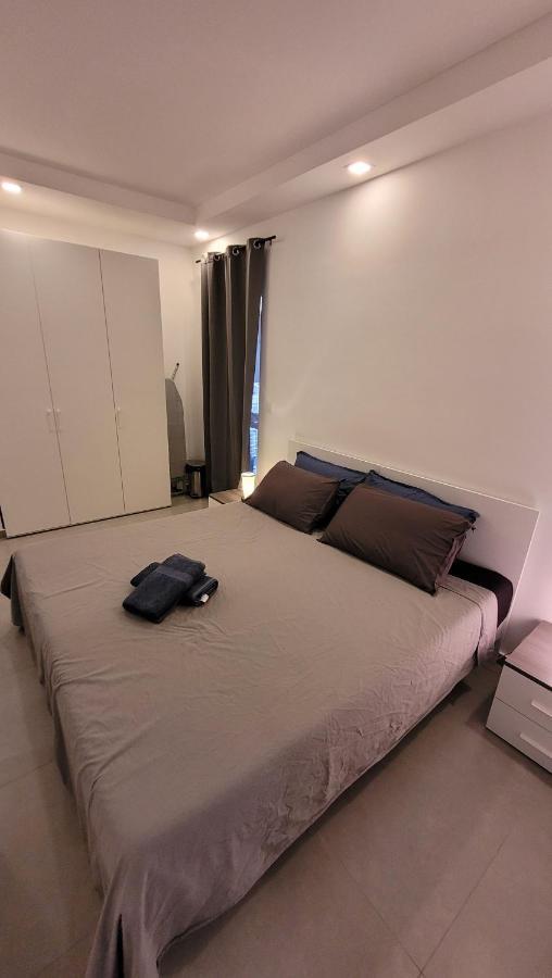 Stylish - Modern - Large Terrace - 2 Bed - 200 M From Sea - Fully Air Con Apartment Сейнт Полс Бей Екстериор снимка