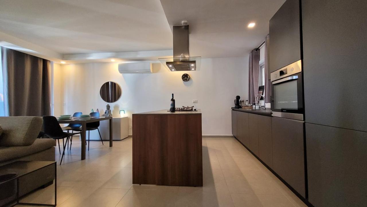 Stylish - Modern - Large Terrace - 2 Bed - 200 M From Sea - Fully Air Con Apartment Сейнт Полс Бей Екстериор снимка