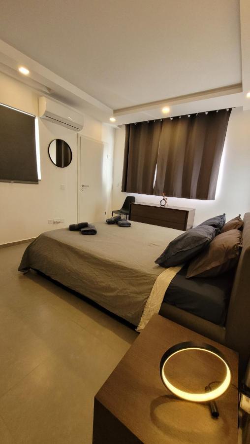 Stylish - Modern - Large Terrace - 2 Bed - 200 M From Sea - Fully Air Con Apartment Сейнт Полс Бей Екстериор снимка