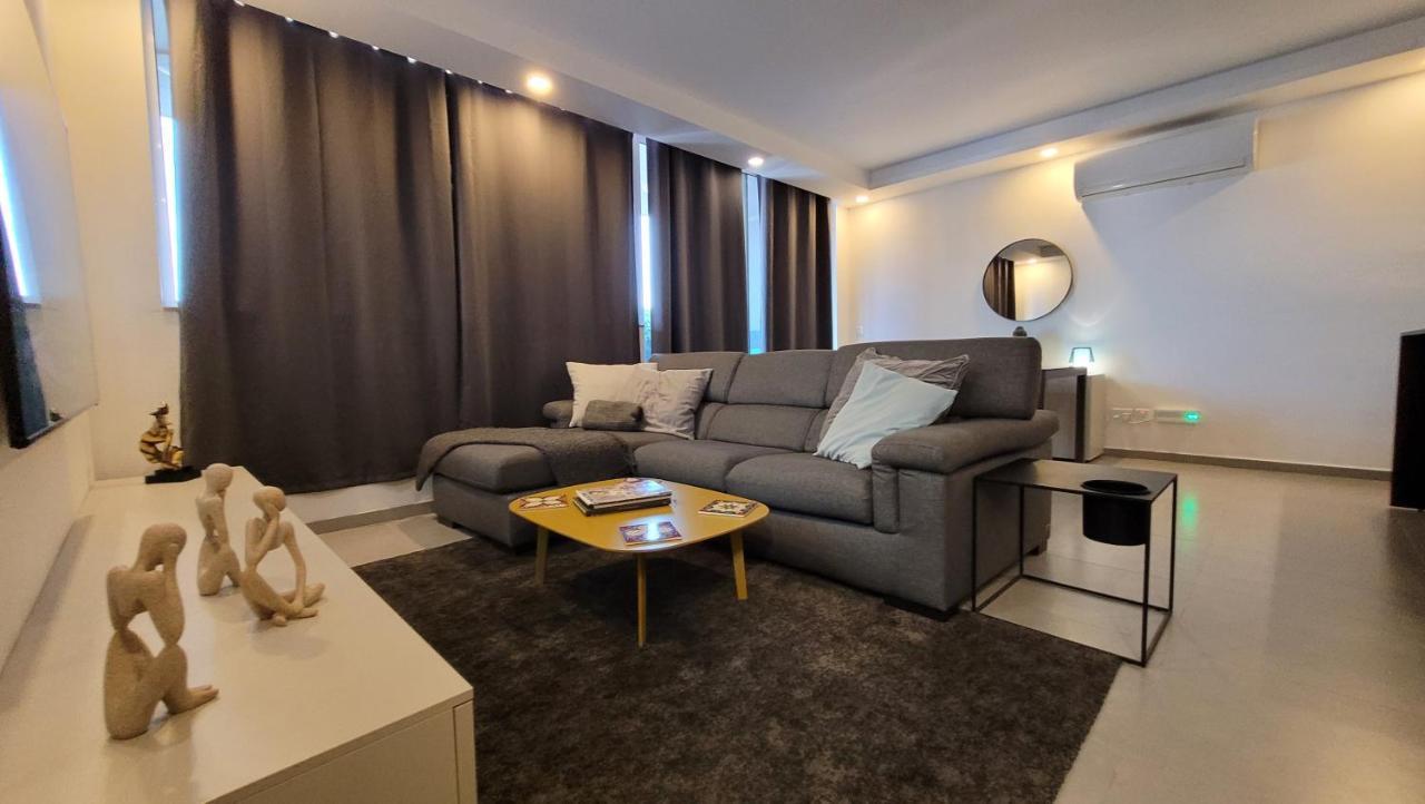 Stylish - Modern - Large Terrace - 2 Bed - 200 M From Sea - Fully Air Con Apartment Сейнт Полс Бей Екстериор снимка