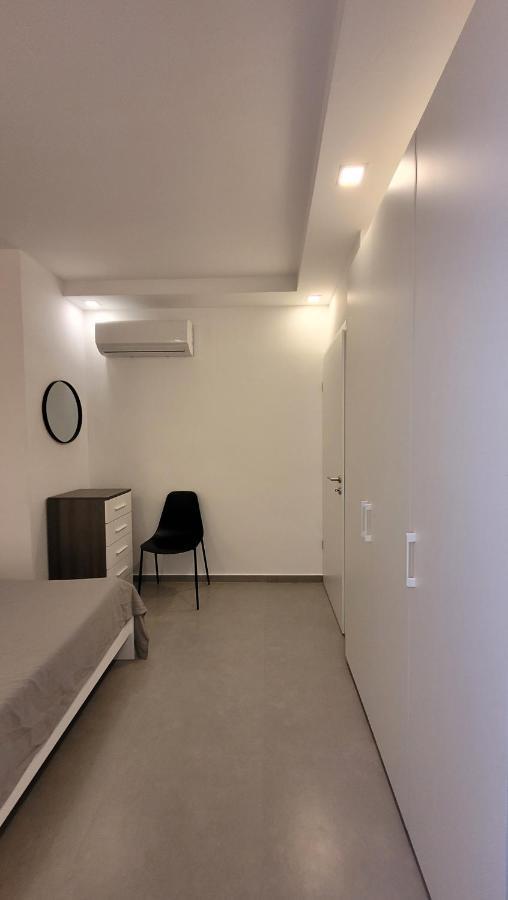 Stylish - Modern - Large Terrace - 2 Bed - 200 M From Sea - Fully Air Con Apartment Сейнт Полс Бей Екстериор снимка