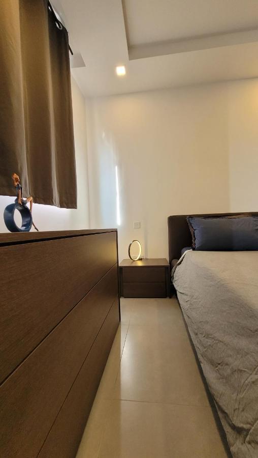 Stylish - Modern - Large Terrace - 2 Bed - 200 M From Sea - Fully Air Con Apartment Сейнт Полс Бей Екстериор снимка