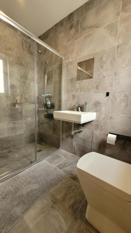 Stylish - Modern - Large Terrace - 2 Bed - 200 M From Sea - Fully Air Con Apartment Сейнт Полс Бей Екстериор снимка