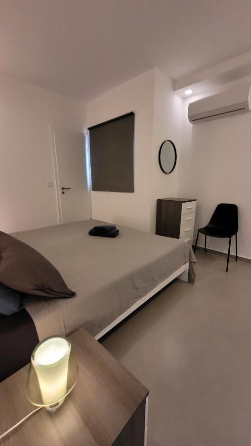 Stylish - Modern - Large Terrace - 2 Bed - 200 M From Sea - Fully Air Con Apartment Сейнт Полс Бей Екстериор снимка