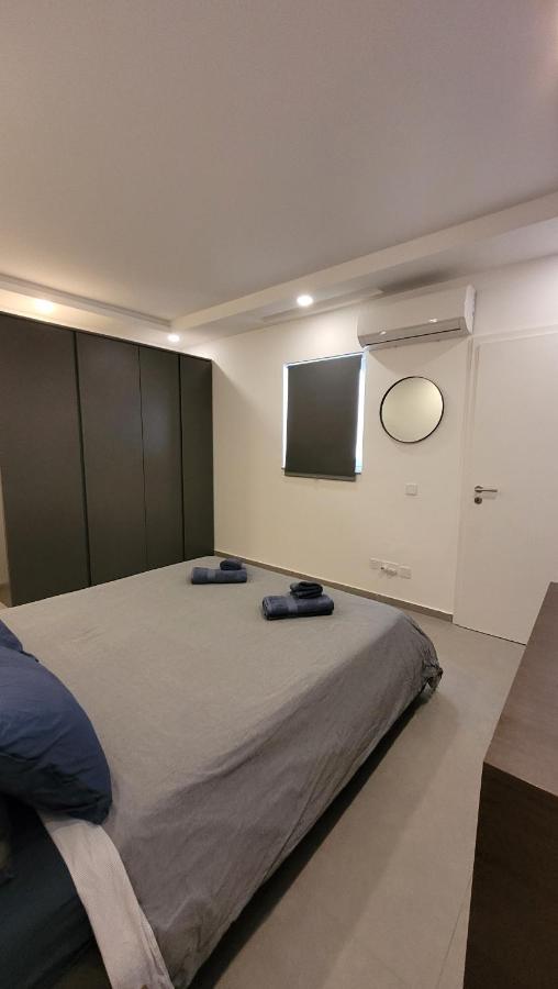 Stylish - Modern - Large Terrace - 2 Bed - 200 M From Sea - Fully Air Con Apartment Сейнт Полс Бей Екстериор снимка