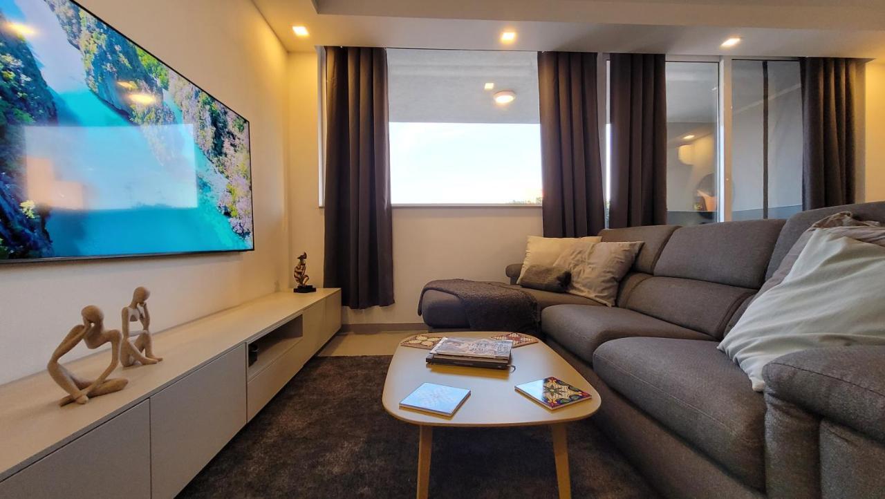 Stylish - Modern - Large Terrace - 2 Bed - 200 M From Sea - Fully Air Con Apartment Сейнт Полс Бей Екстериор снимка