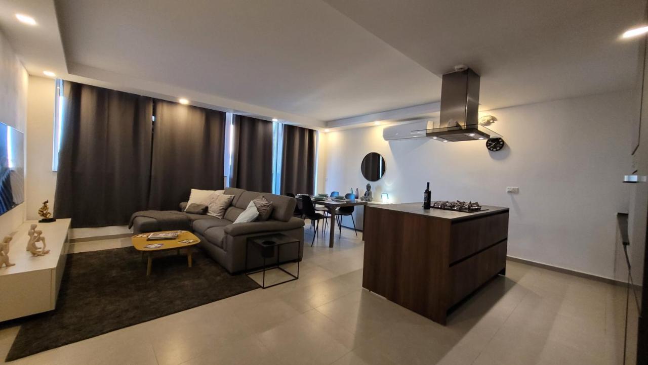 Stylish - Modern - Large Terrace - 2 Bed - 200 M From Sea - Fully Air Con Apartment Сейнт Полс Бей Екстериор снимка