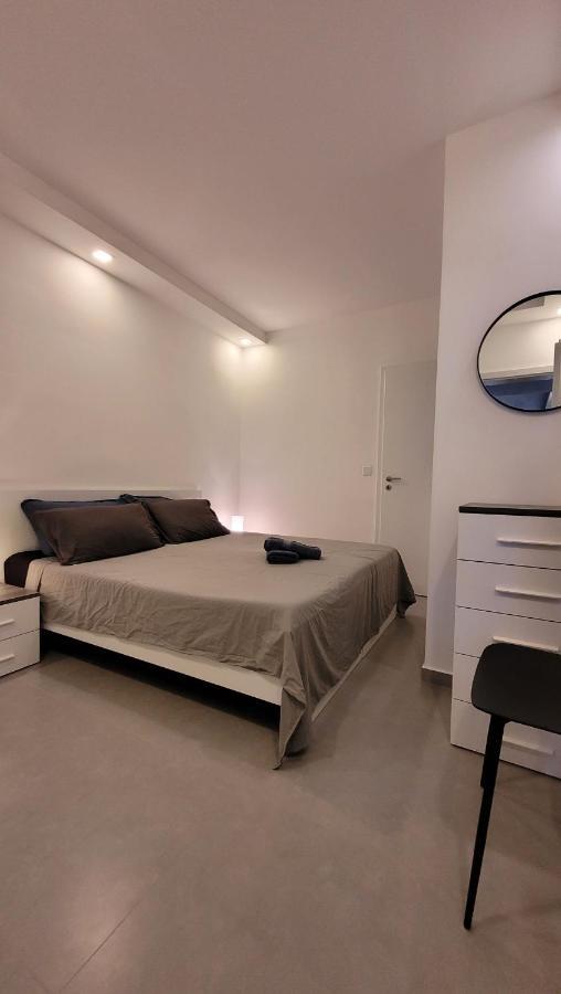 Stylish - Modern - Large Terrace - 2 Bed - 200 M From Sea - Fully Air Con Apartment Сейнт Полс Бей Екстериор снимка