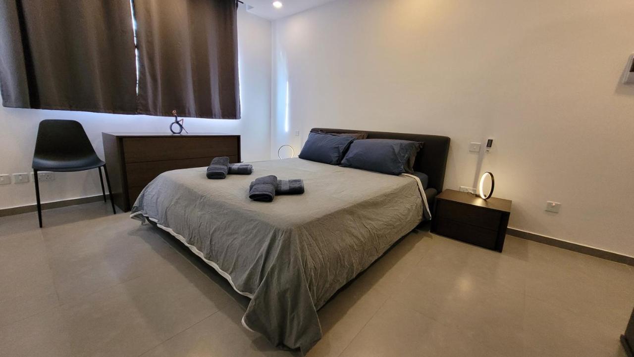 Stylish - Modern - Large Terrace - 2 Bed - 200 M From Sea - Fully Air Con Apartment Сейнт Полс Бей Екстериор снимка