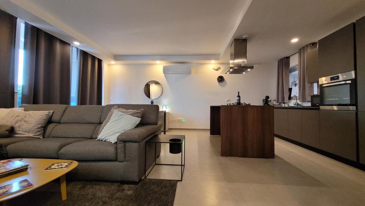 Stylish - Modern - Large Terrace - 2 Bed - 200 M From Sea - Fully Air Con Apartment Сейнт Полс Бей Екстериор снимка